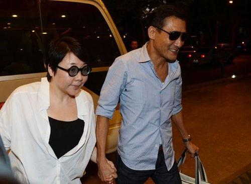 朱百万夫妇娱乐吃瓜